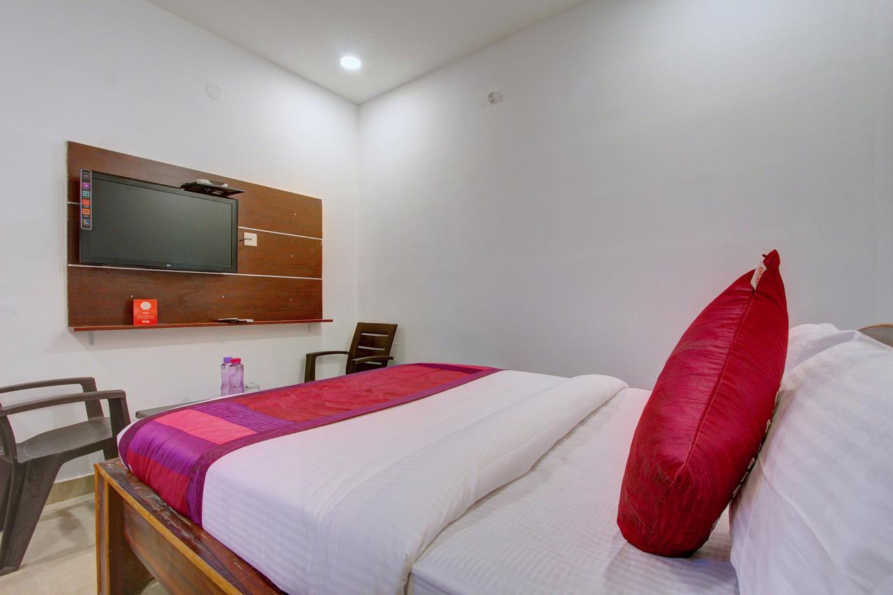 Oyo 11670 Hotel Vishnu Priya Residency Haydarabad Dış mekan fotoğraf